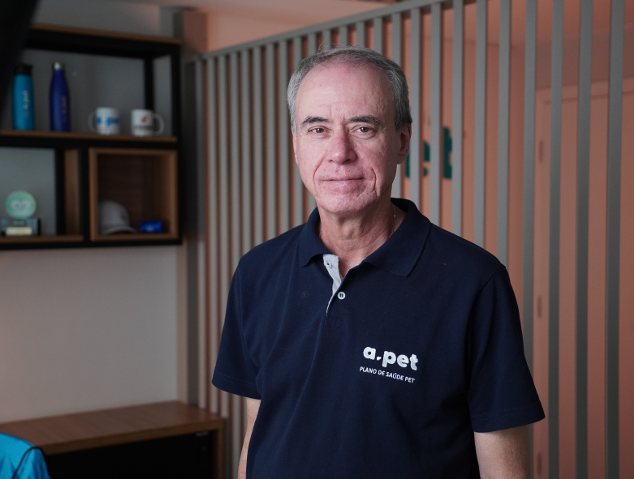 Humanização da saúde pet: Luiz Gênova destaca o compromisso da APet com acolhimento e inovação.