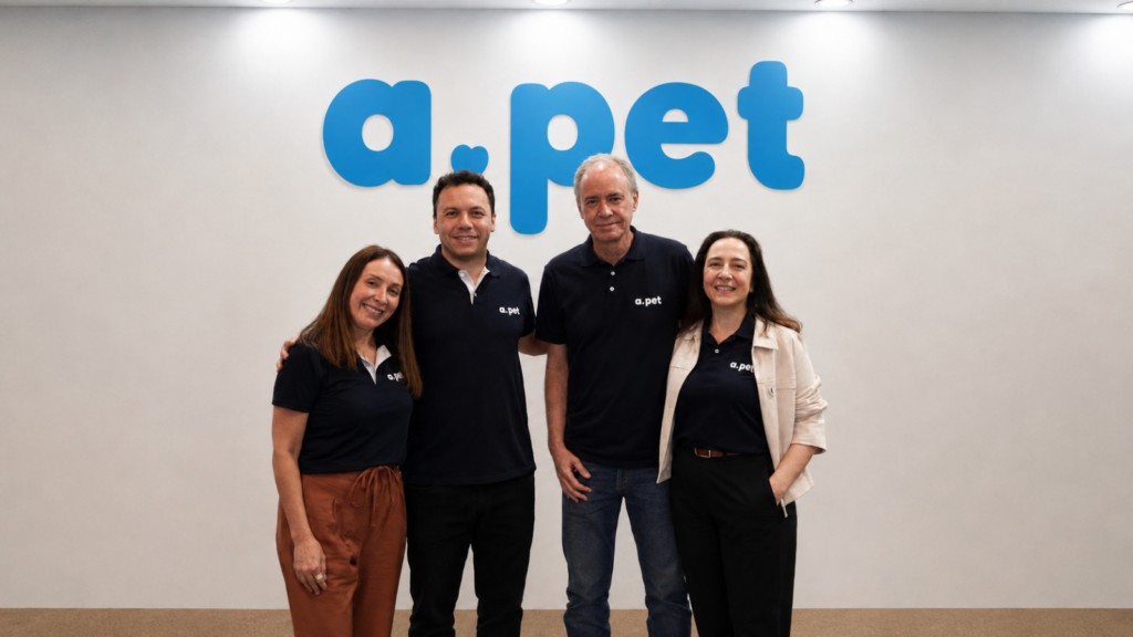 Equipe da APet trabalhando para oferecer um plano de saúde pet com atendimento de qualidade.
